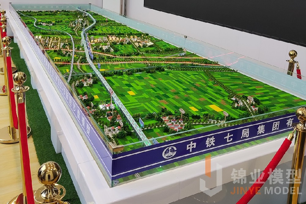 津維高鐵三标沙盤模型制作(zuò)安(ān)裝(zhuāng)完畢
